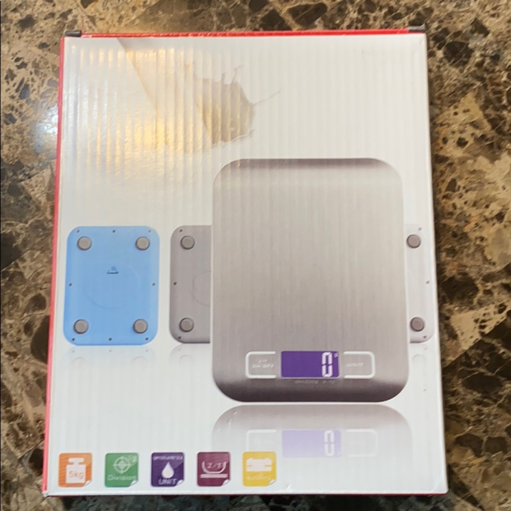 Digital kitchen scale with batteries